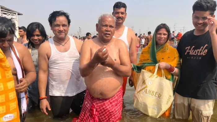 महाकुंभ में स्नान करते जीतन राम मांझी। फोटो- एक्स