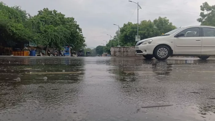 दिल्ली-यूपी में बारिश ने बदला मौसम, पहाड़ों पर बर्फबारी (फोटो- सोशल मीडिया)
