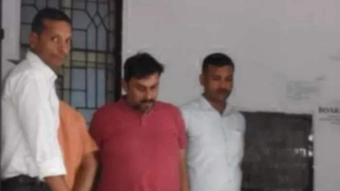 ईडी की गिरफ्त में एनआरएचएम घोटाले के आरोपित प्रमोद सिंह। (फोटो जागरण)