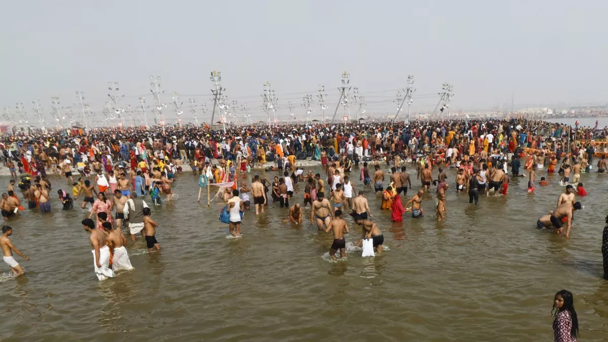 मां को घर में किया बंद, सास-ससुर और पत्नी को लेकर पहुंचा महाकुंभ; सरकारी कर्मचारी को SDO ने दिया नोटिस
