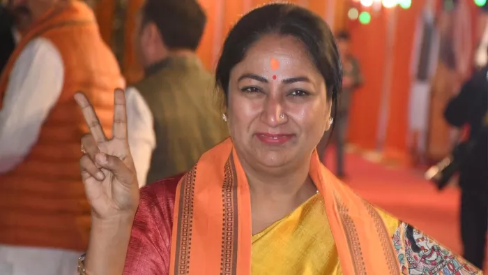 दिल्ली की नई मुख्यमंत्री चुने जाने पर खुशी का इजहार करतीं रेखा गुप्ता। फोटो- जागरण