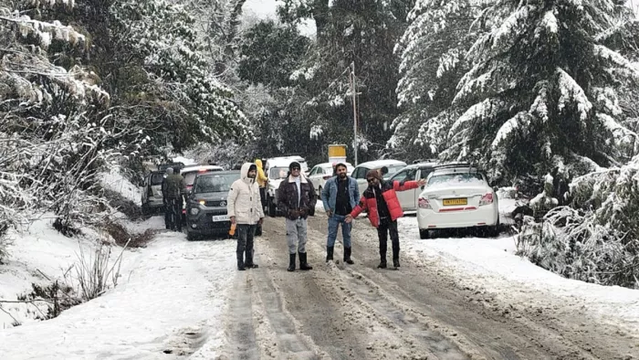 Snowfall in Auli: विश्व प्रसिद्ध पर्यटन स्थल औली में दो फीट से अधिक बर्फ जम चुकी है। Jagran