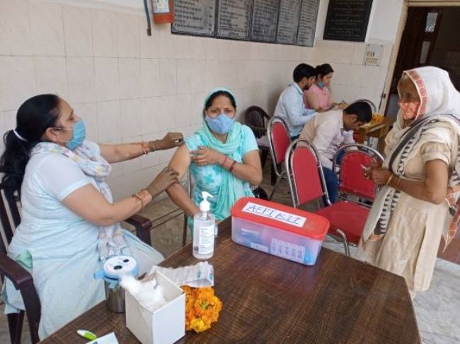 समाज सेवा समिति अस्पताल में 300 को लगी कोरोना वैक्सीन