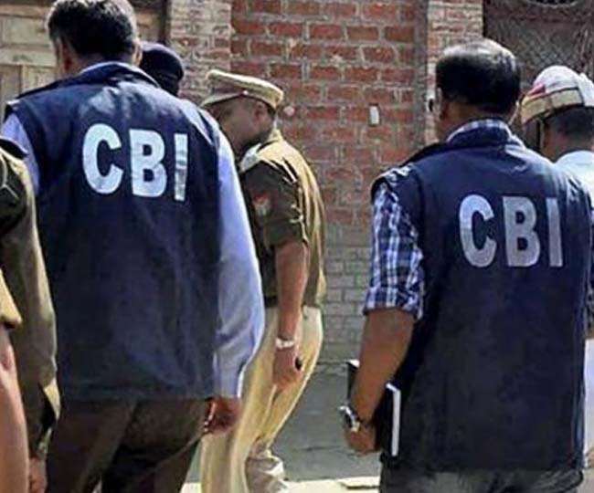 CBI ने रिश्वत लेने के मामले में अपने तीन अधिकारियों के खिलाफ दायर की चार्जशीट
