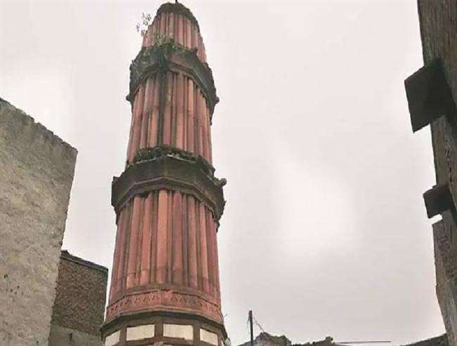 महरौली स्थित कुतुब मीनार की तरह इस गांव में भी एक मीनार है।