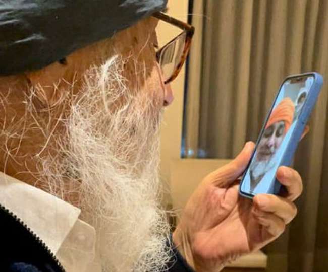 बेटे सुखबीर से वीडियो काल कर बात करते पिता प्रकाश सिंह बादल।
