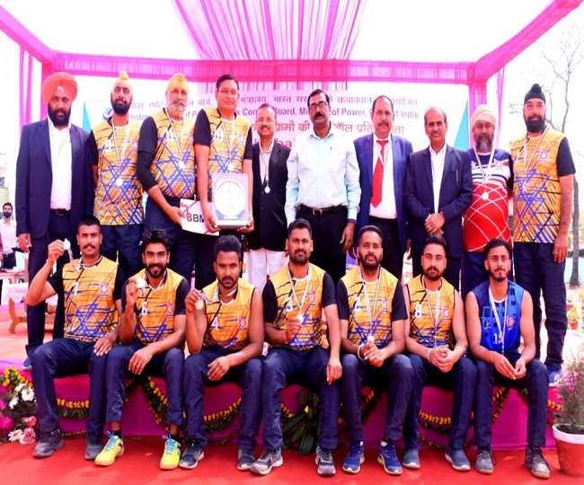 25वीं अंतर केंद्रीय विद्युत क्षेत्र उपक्रमों की वॉलीबॉल प्रतियोगिता की विजेता बीबीएमबी की टीम ट्राफी के साथ।