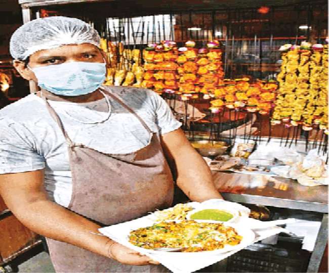 झील चौक स्थित ढाबे पर पनीर टकाटक तैयार करते सुनील कुमार जैन।