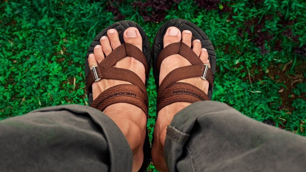 इन Best Sandals For Men को पहनने पर पैरों से पसीने होंगे गायब और बदबू की भी नहीं रहेगी कोई टेंशन