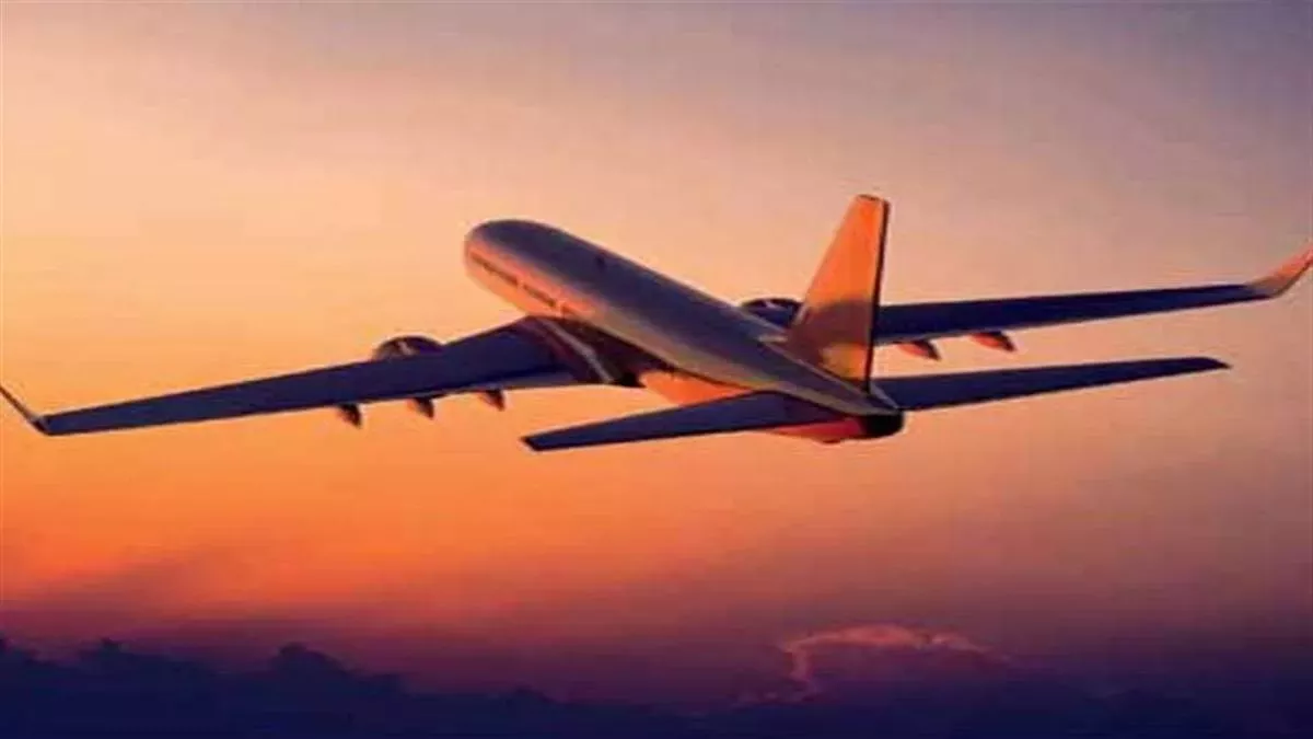 Varanasi News: आसमान में घूमता रहा दिल्ली से आया विमान, खराब मौसम के चलते नहीं मिली लैंडिंग परमिशन, वापस भेजा