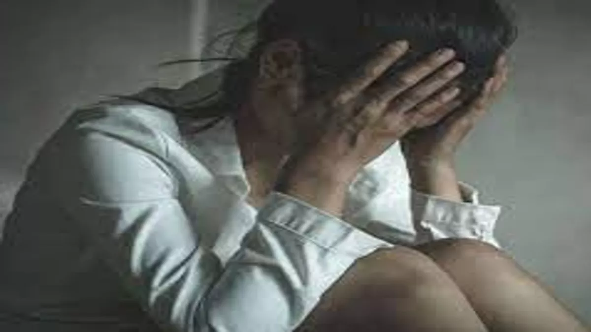 प्रेम-प्रसंग में घर से भागकर प्रेमी संग एक मंदिर में शादी रचाई, फिर दोनों खुशी-खुशी रहने लगे।
