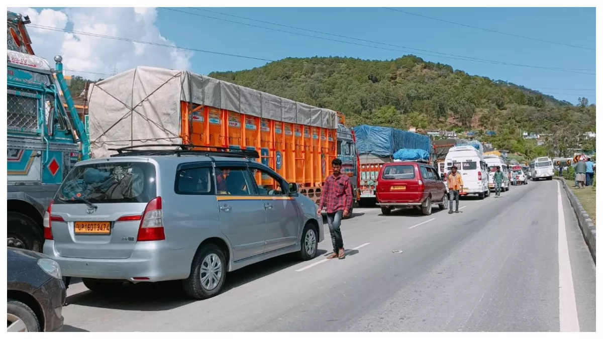 Jammu-Srinagar Highway: कीचड़ धंसने व पत्थर गिरने से जम्मू-श्रीनगर नेशनल हाईवे पर यातायात बाधित