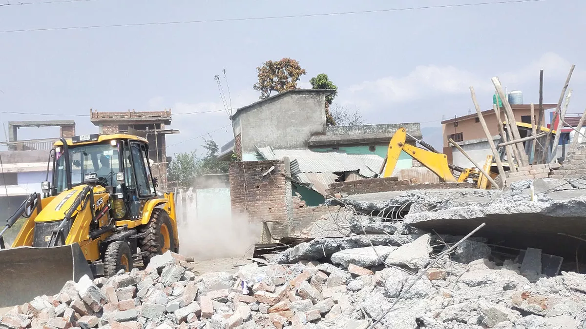 Vikasnagar Encroachment: दूसरे दिन डेढ़ सौ अवैध निर्माण धराशाई, भारी पुलिस बल तैनात; ड्रोन से निगरानी