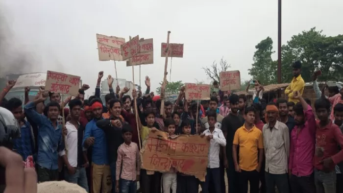 नीतीश कुमार-तेजस्‍वी यादव मुर्दाबाद के पोस्‍टर लेकर मनीष कश्यप के समर्थकों ने किया सड़क जाम, पुलिस को देख भागे