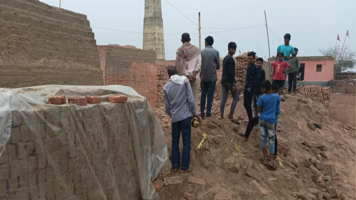 Patna: मनेर में ईंट भट्ठे की दीवार गिरने से 7 लोग दबे, चार महिलाओं की मौत;  रेस्क्यू ऑपरेशन जारी - Seven people buried under brick kiln wall collapse  in Maner four women