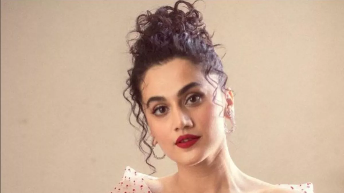 Taapsee Pannu: डीप नेक रेड कलर गाउन में तापसी पन्नू ने शेयर कीं ऐसी तस्वीरें, नेकलेस देख भड़के यूजर्स