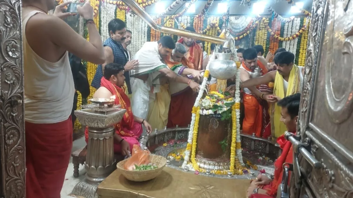 Ujjain Mahakal: क्रिकेटर उमेश यादव ने उज्जैन के महाकालेश्वर मंदिर में की पूजा-अर्चना, भस्मारती में हुए शामिल