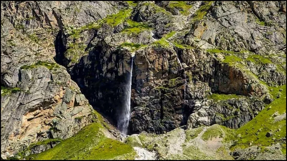 Vasudhara Falls कई रहस्यों से भरा है देवभूमि में मौजूद यह झरना दूर-दूर से यहां पहुंचते हैं पर्यटक - Vasudhara Falls situated in uttarakhand is full of mysteries must visit for adventure