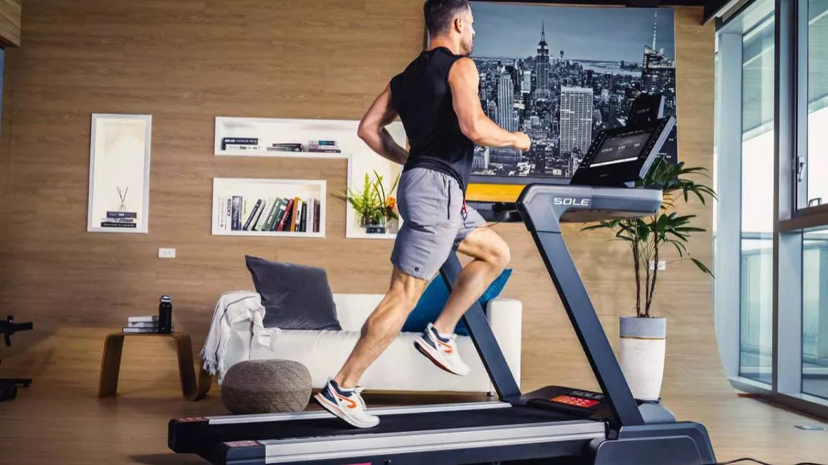 फिटनेस की फ़िक्र करने वालों की हुई मौज! अमेज़न डील से 77% डिस्काउंट पर Treadmill For Home को घर लाकर बनाएं सस्ता जिम