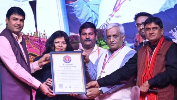वर्ल्ड रिकार्ड्स बुक आफ इंडिया की चीफ एडिटर सुषमा नार्वेकर अतुल द्विवेदी को विश्व कीर्तिमान का प्रमाणपत्र देते हुए। जागरण