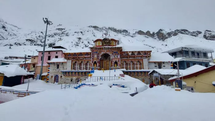 Badrinath Dham में अभी भी जमी है पांच फीट से अधिक बर्फ