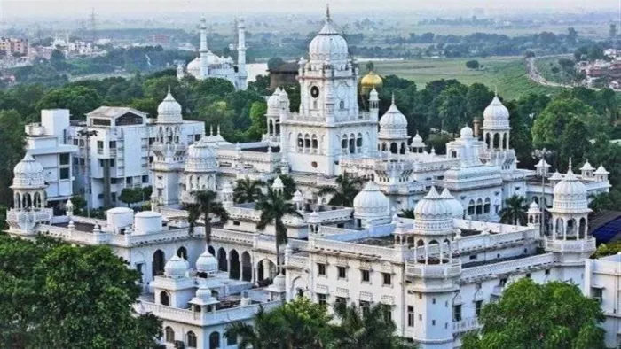 कुत्ते के मुंह में इंसानी हाथ लेकर घूमने के मामले में दो सुरक्षाकर्मी हटाए, KGMU का वीडियो हुआ था वायरल
