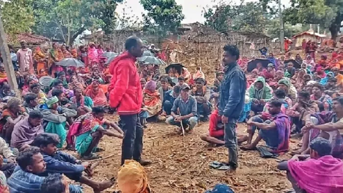 गोपीकांदर प्रखंड के पूजाडीह में बुधवार को आरोपित को घेर कर बैठक करते ग्राम प्रधान व ग्रामीण