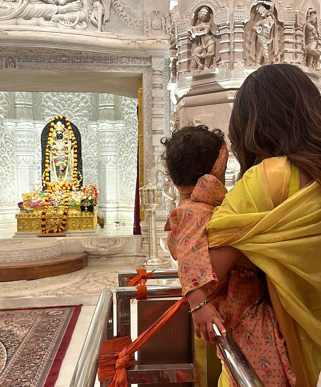 Snapinsta app 433610690 18445135804041483 5369427915675334651 n 1080 પ્રિયંકા ચોપરાએ શેર કરી રામ મંદિરની તસવીરો, પુત્રી માલતીએ ભગવાન શ્રી રામના દર્શન કરીને હાથ જોડ્યા 