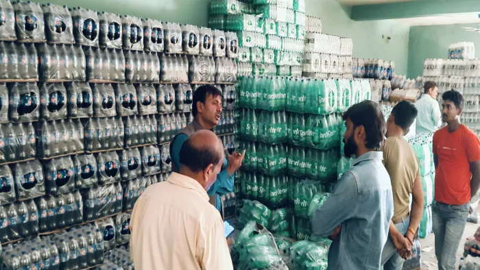 कोल्ड ड्रिंक के बारे में जानकारी लेते सहायक आयुक्त खाद्य सुरक्षा एवं औषधि प्रशासन डा. सुधीर कुमार सिंह।-सौजन्य खाद्य विभाग