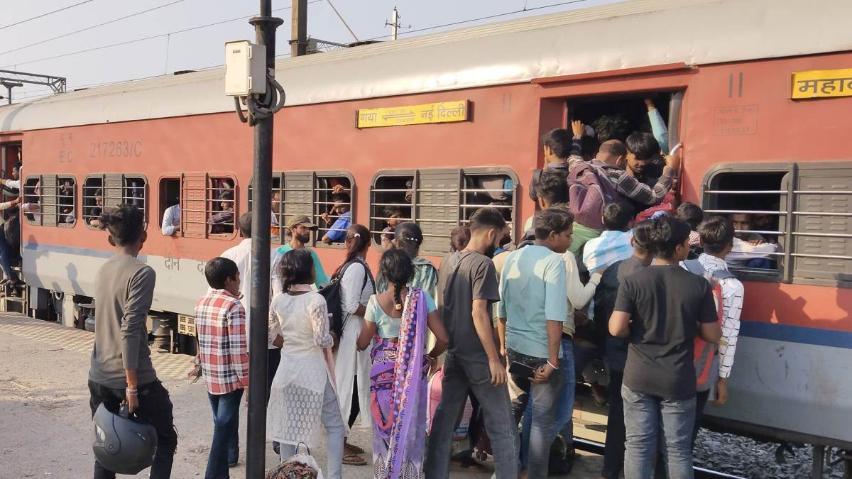 indian railway even after holi rush for tickets continues passengers risk lives