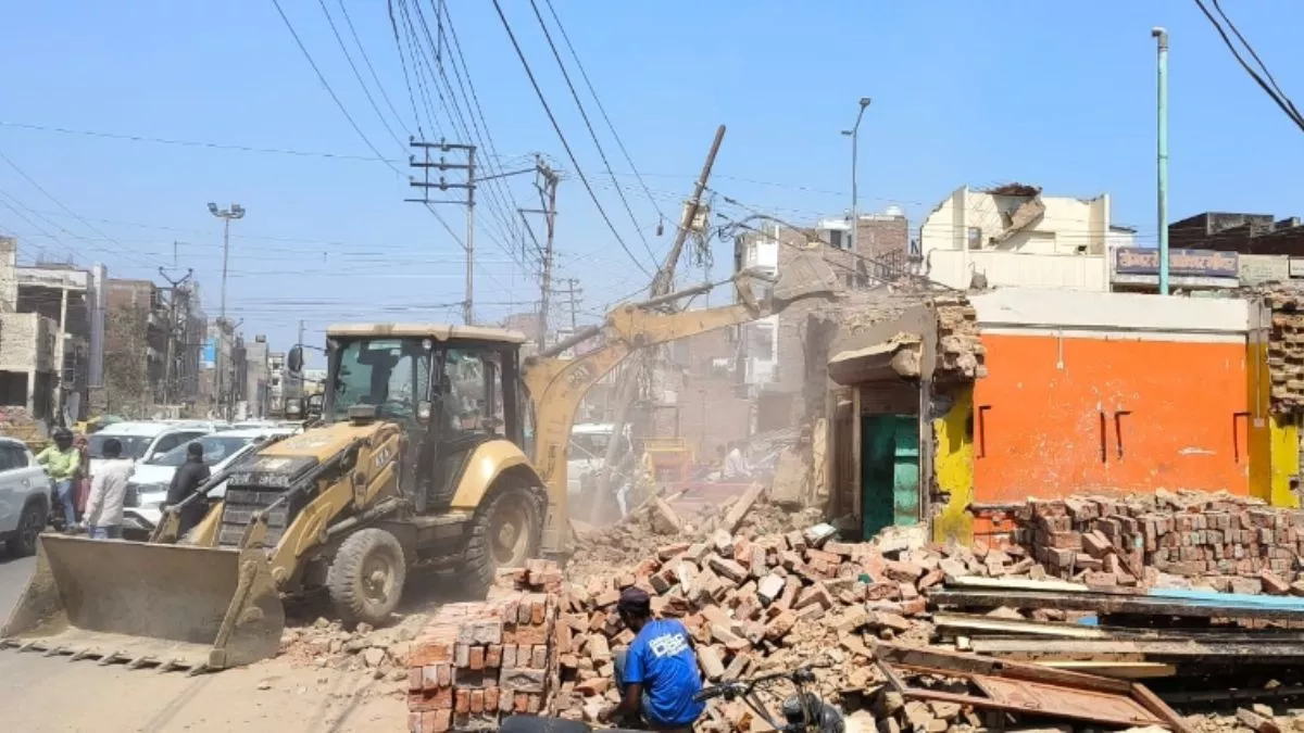 वाराणसी में बुलडोजर एक्शन, फ्लाईओवर के निर्माण के लिए कई मकानों-दुकानों को किया गया ध्वस्त