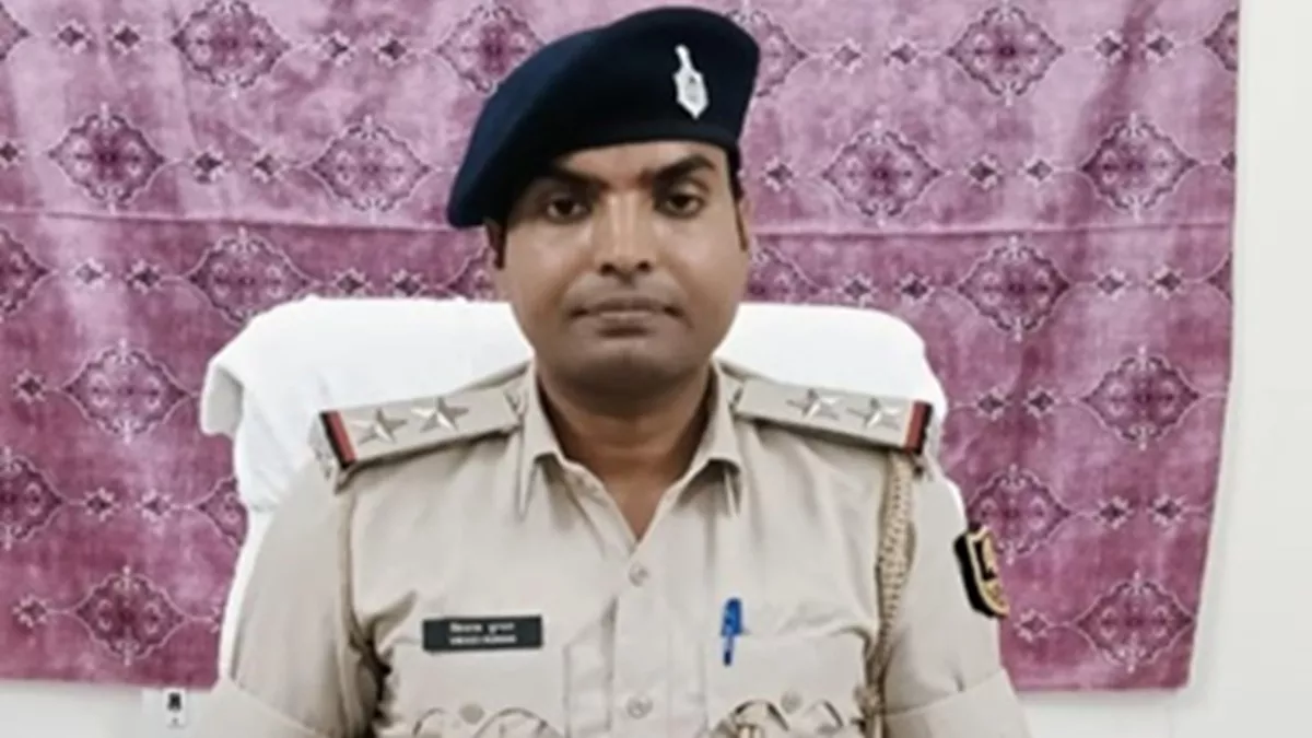 Buxar News: बक्सर में इस थाना के थानाध्यक्ष बदले, जानिए कौन हैं विकास कुमार जिन्हें मिली जिम्मेदारी?