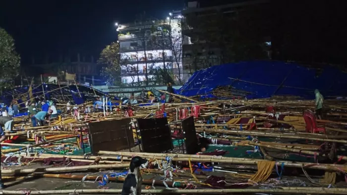 तूफान के साथ ओलावृष्टि से ढहा साईं महोत्सव का पंडाल। (जागरण फोटो)