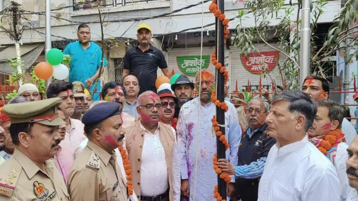 हटिया रज्जन बाबू पार्क में तिरंगा झंडा फहराते जिलाधिकारी जितेन्द्र प्रताप सिंह। जिला प्रशासन