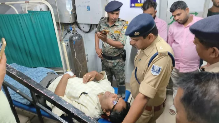 बैंक कर्मी से घटना के बारे में जानकारी लेते पुलिस अधिकारी