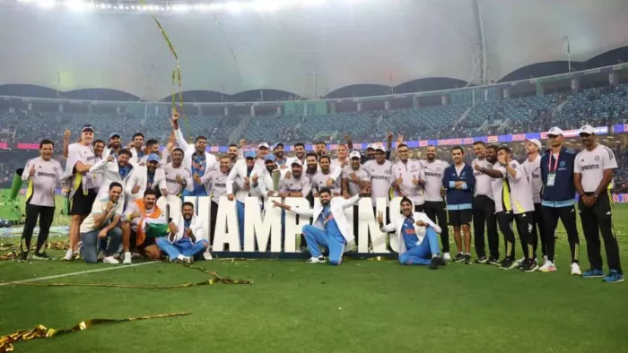चैंपियंस ट्रॉफी जीतने का बाद भारतीय टीम। फोटो- BCCI