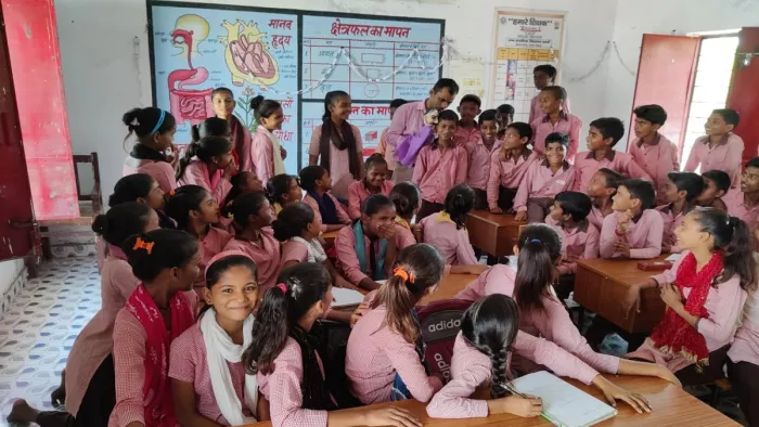 महोली के प्राथमिक विद्यालय गंगापुर में बच्चों को कठपुतली के माध्यम से पढ़ाते एआरपी अतन शुक्ल: साभार स्वयं