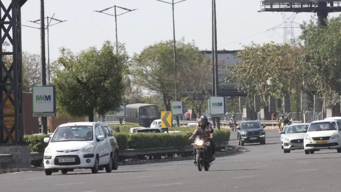 डीएनडी फ्लाई-वे से उतरने वाले लूप पर लगे विज्ञापन। फोटो- जागरण