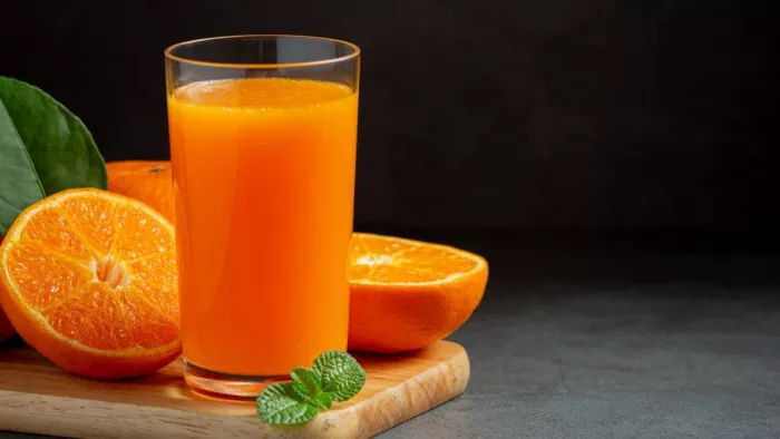 गर्मी के मौसम में रोजाना पिएं संतरे का जूस। (Image Credit- Freepik)