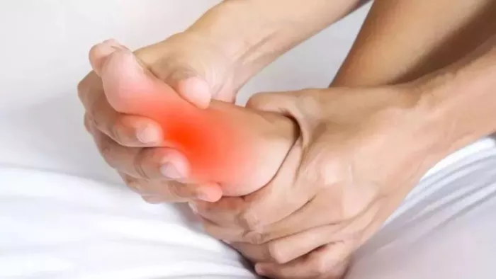 Uric Acid बढ़ने पर नजर आते हैं ये लक्षण।