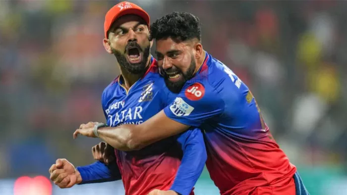 आरसीबी से अलग होने के बाद भावुक हो गए थे मोहम्मद सिराज। फाइल फोटो