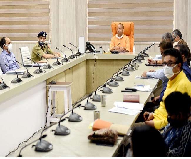 पिता के निधन की खबर के बीच में भी CM योगी आदित्यनाथ को प्रदेश लौटे बच्चों की चिंता UP News
