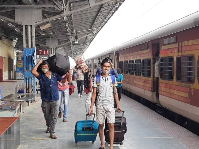 एक दिन में 70 केस मिले, मुंबई से आई ट्रेन में नेपाल का एक शख्स मिला कोरोना पॉजिटिव
