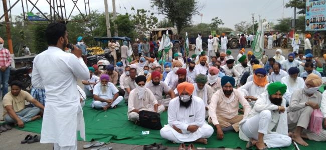 भादसों बस स्टाप पर भी किसानों ने किया प्रदर्शन