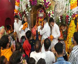 बावे वाली माता मंदिर में श्रद्धालुओं की कतारें मुख्य बाजार तक पहुंच गई थी।