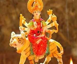 कॉलोनियों में मंदिर में पूजा हो रही है लेकिन महिलाएं मास्&zwj;क पहनकर पहुंच रही हैं।