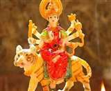 कॉलोनियों में मंदिर में पूजा हो रही है लेकिन महिलाएं मास्&zwj;क पहनकर पहुंच रही हैं।