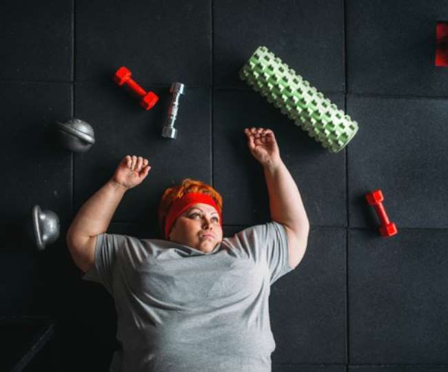 जमीन पर थक कर लेटी हुई महिला