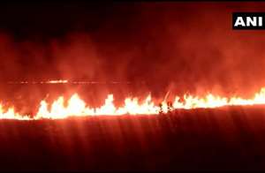 सोलापुर में एयरपोर्ट के बेहद करीब भीषण आग लग गई।