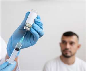 इंजेक्शन लगवाने का इतंजार करता हुआ युवक